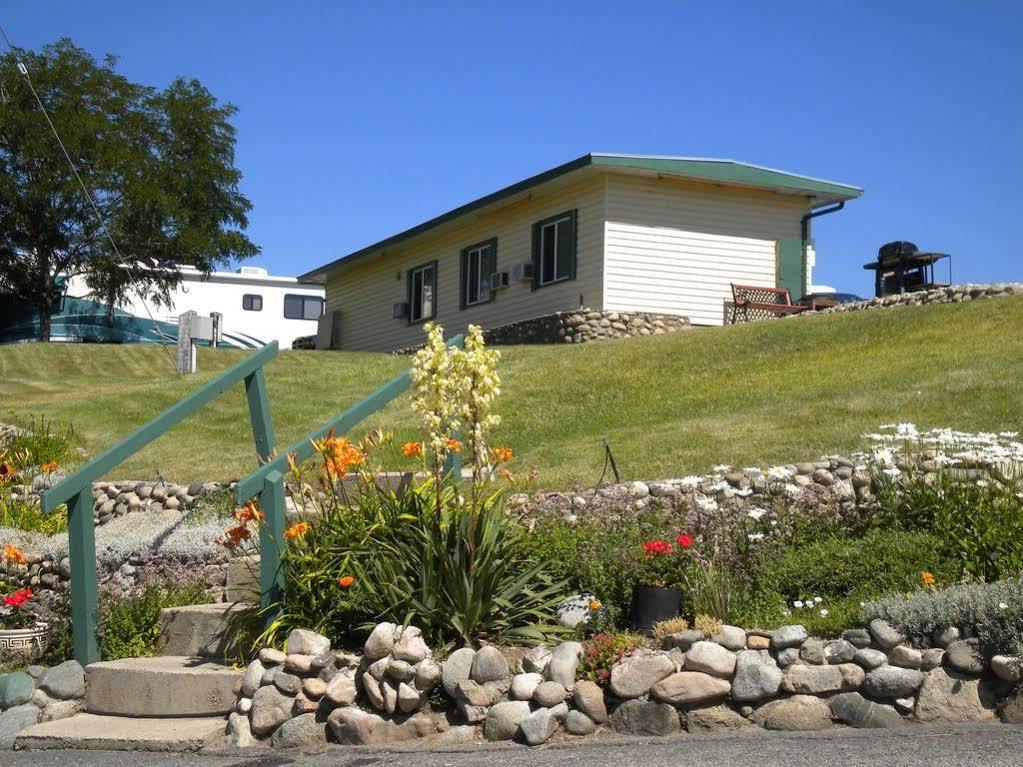 Pleasant View Motel Summerland Exteriör bild